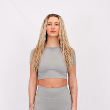 Load image into Gallery viewer, Elevation Seamless Short Sleeve Crop Top | Light Grey